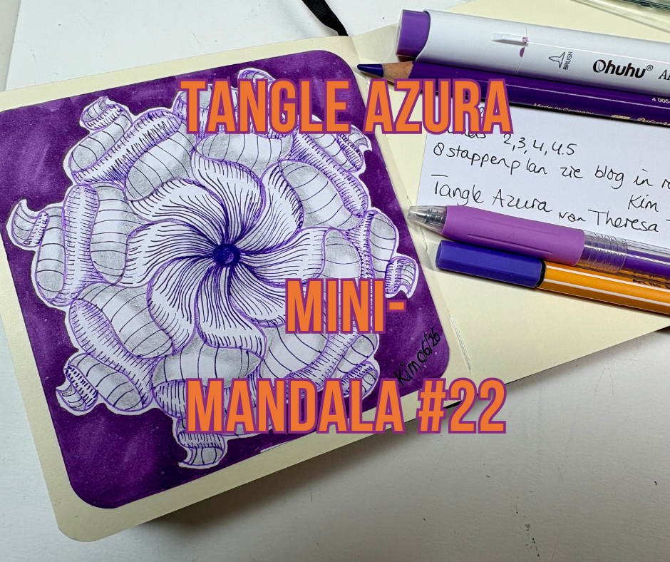 Handgetekende paarse mini-mandala met het Tangle Azura patroon in een vierkant schetsboekje van de Mandala Academie.