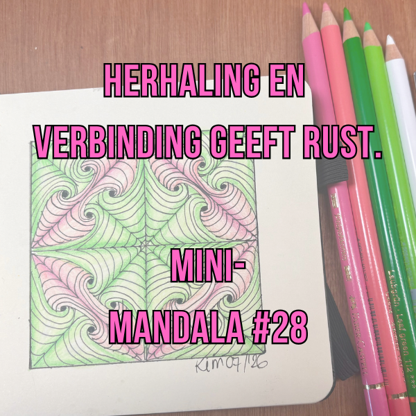MiniMandala 28 2026 community Vierkante mini-mandala in roze en groen, getekend in schetsboek met kleurpotloden