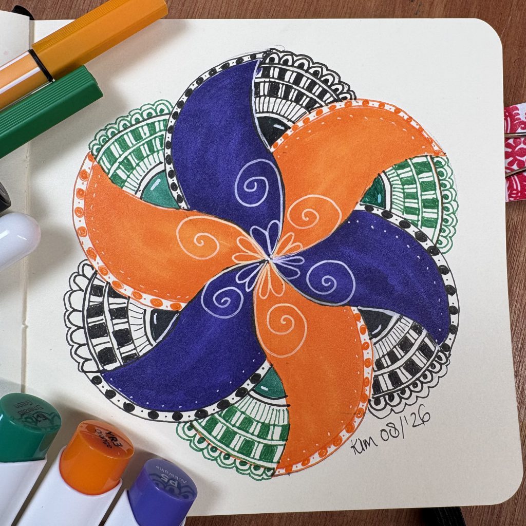 Getekende Zendala met een 6-cirkel verdeling in een klein schetsboekje, gemaakt met zwarte en groene fineliners.