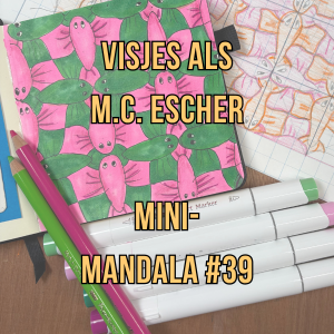Mini-Mandala met Escher-vissen in roze en groen, getekend op ruitjespapier in een schetsboek