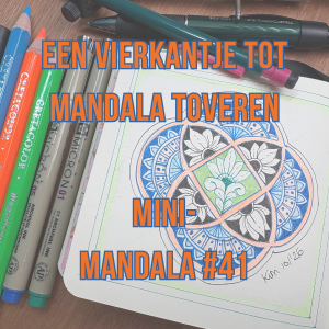 Mini-Mandala met een vierkant in het midden en vlechtwerk eromheen, ingevuld met patronen in blauwe fineliner in een schetsboek